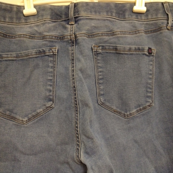 Slimming Gloria Vanderbilt Stretch Jeans - Picture 14 of 15